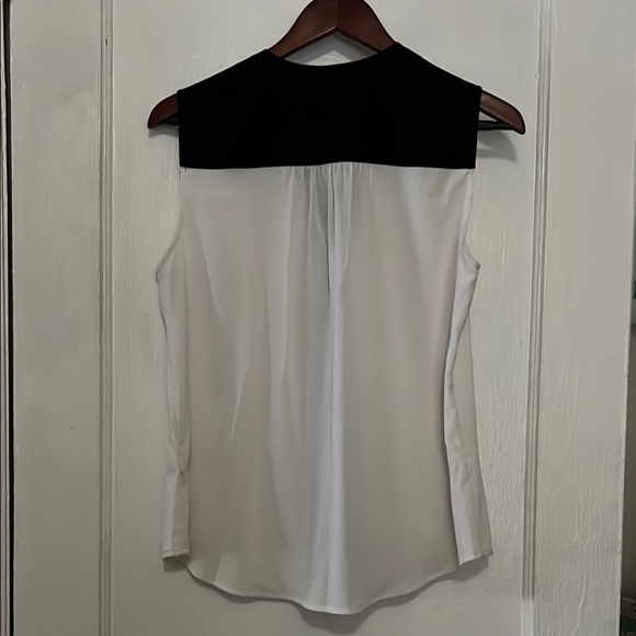 Calvin Klein Sleeveless White and Black Blouse with Mandarin Collar - Picture 5 of 6